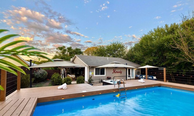 Franklin Park Apartamento | Hot Tub | Pool | Outdoor Movie Lounge | Spa Shower