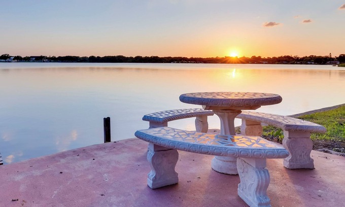 Orient Park Casa | Hot Tub + Pool: Retreat on Bellows Lake!