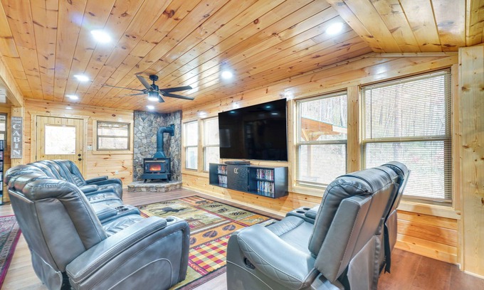 Sevierville Cabina | Hot Tub + Pool Table: Spacious Sevierville Cabin!