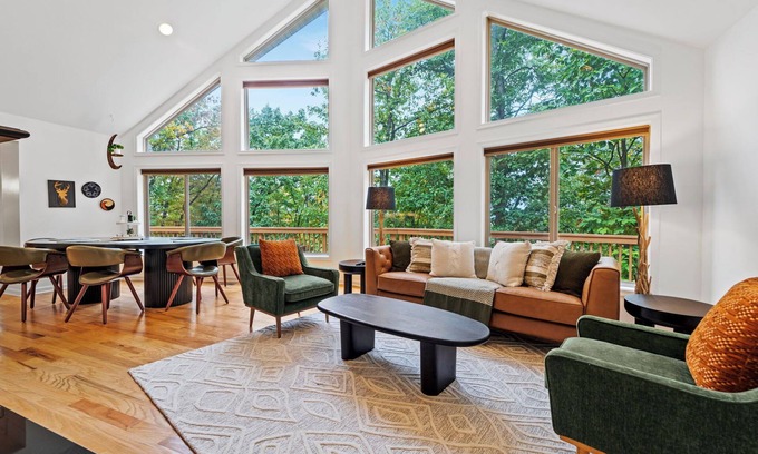 Front Royal Casa | HOT TUB! PRIME LEAF PEEPING! Gorgeous 4BR
