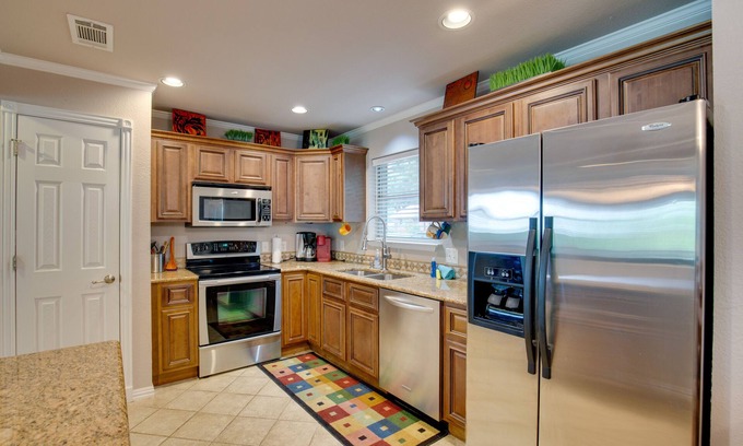 Kemp Casa | Cedar Creek Lake House w/ Hot Tub & Private Dock!
