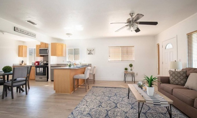 West Sacramento Casa | Hot Tub * Relaxing Retreat * Mins to DT Sacramento