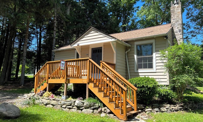 Skytop Cabaña | Hot Tub, Relaxing Hammock under the trees, Fire pit, BBQ, surrounded by nature