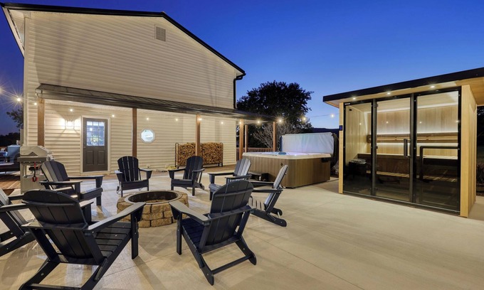 Toms Brook Otro | hot tub, sauna, firepit, gym, EVcharger, game room, theatre,baby accommodations