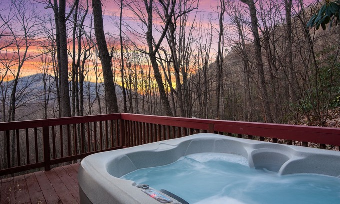 Maggie Valley Casa | Fernbrook Treehouse - Acogedor, limpio, bañera de hidromasaje, WiFi, calefacción central y aire, A + Comentarios
