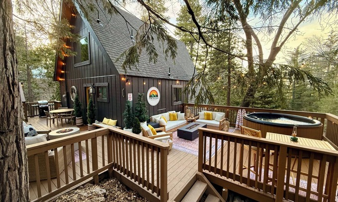 Lake Arrowhead Cabina | Hot Tub, Secluded A-Frame, Fire place