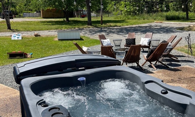 Nellysford Cabaña | Hot Tub! Short walk to Three Notch'd - Charming Mid-Century Modern Cottage!