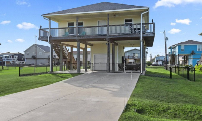 Jamaica Beach Casa | Hot Tub | Sleeps 7 | Yard for 2 Pets
