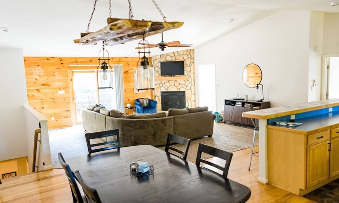 Massanutten Casa | Hot Tub! Spacious & Relaxing! Child/Dog Friendly! Close to all the Fun!
