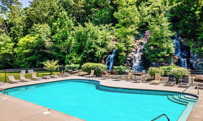 Sevierville Cabina | Hot Tub, Stunning Views, Indoor/Outdoor Pools, Game Loft & Mini Golf