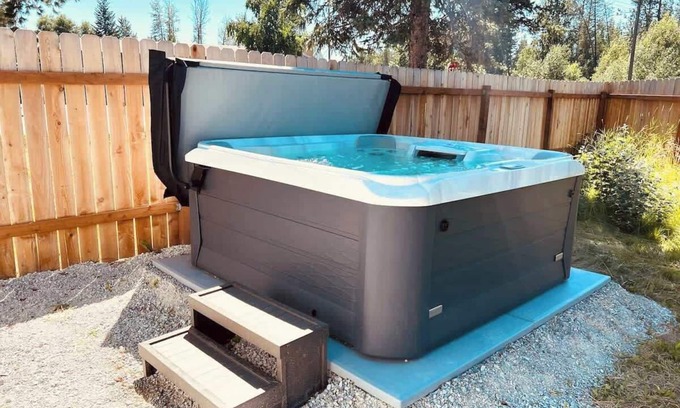 Ponderay Casa | Hot tub - Tesla Charger - Fire Pit - Apartment