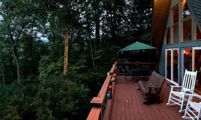 Wolf Laurel Cabina | HOT TUB, Unique A-Frame Cabin, Walk to ski resort