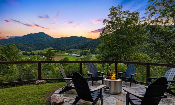 Leicester Casa | Hot Tub, Views + Chef’s Kitchen | Pet-Friendly Retreat + Biltmore Pass