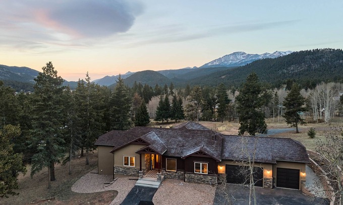 Woodland Park Casa | 🏔 Hot Tub & Views of Pikes Peak - Summit Lodge