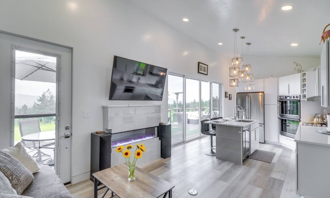 Eureka Casa | Hot Tub & Views: 'Sunset Valley Retreat' in Eureka