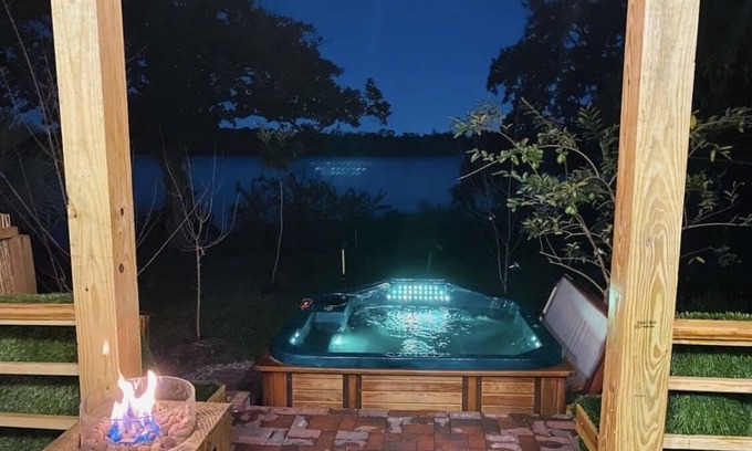 Old Seminole Heights Cabaña | Hot tub, waterfront, Bush Gardens, kajaks, fishing