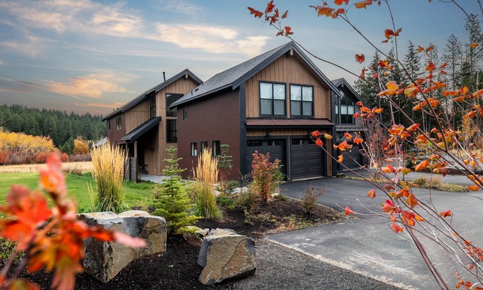Ronald Otro | Hot Tub with Views of Nelson Preserve, Apartment Above Garage