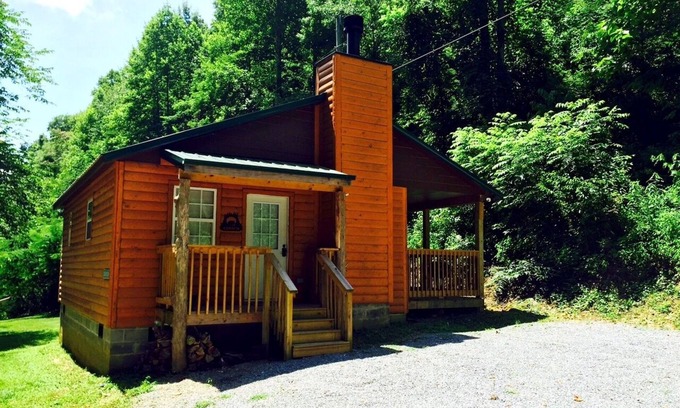 Townsend Cabina | Bear's Den - Semi aislada, bañera de hidromasaje, chimenea de leña, acogedora, ROMÁNTICA