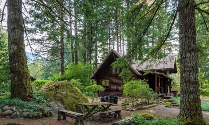 Welches Cabina | Hot Tubs Retro Airstreams Log Cabin Compound