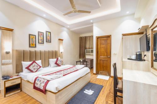 Karol Bagh Hotel | Hotel Garden View - Near Karol Bagh Metro Station and Gaffar Market