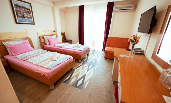 Ohrid Cama Y Desayuno | Hotel Holiday-M