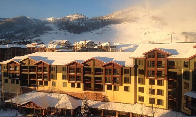 Park City Hotel | HOTEL KING BEDROOM NEAR BASE CHAIRLIFT -- GRAND SUMMIT AVAILABLE NOW!
