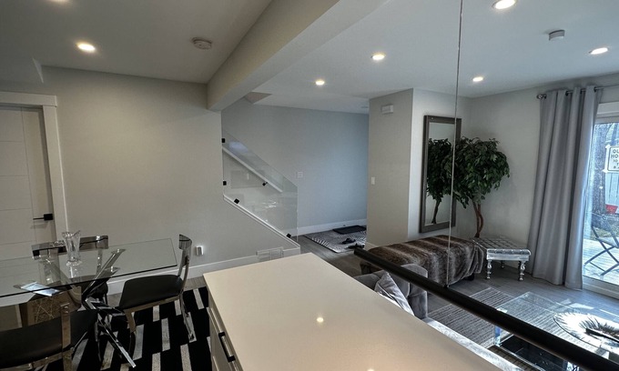 Southeast Calgary Casa | Hotel living, newly renovated, AC, minutes to DT