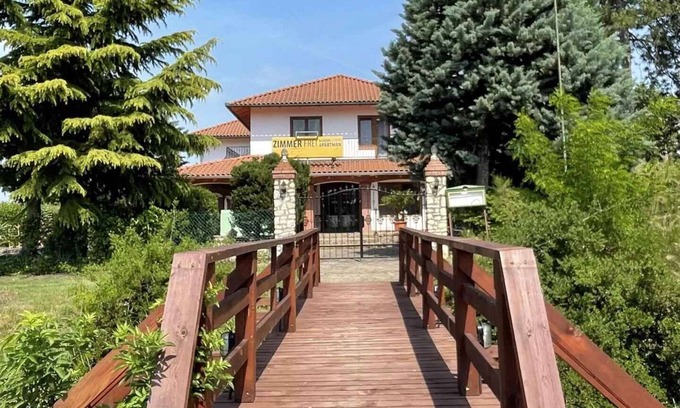Balatonboglar Apartamento | Apartamento vacacional en una pensión con balcón, panorama y desayuno