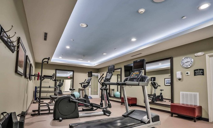 Chinatown Apartamento | Hotel Room with Free Parking Washer and Dryer Gym