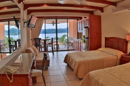 Playa Flamingo Apartamento | Hotel room-style ocean-view unit in Flamingo with pool