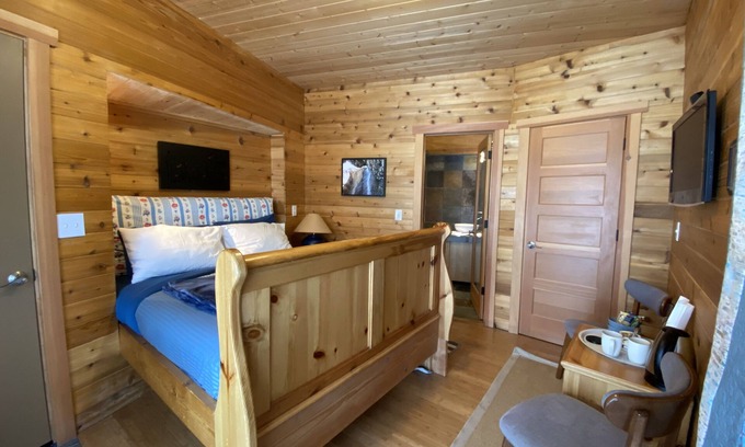West Meadows Cabina | Hotel style bedroom with queen bed & private bath, cozy!