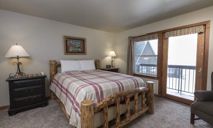 Whitefish Hotel | Habitación de estilo hotel de lujo con una terraza privada orientada hacia la pendiente