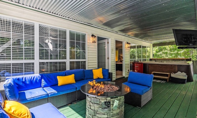 Smithville Casa | HotTUB 5 KINGs Sauna Kayaks Arcade Sleeps 17 Lake+Beach Area