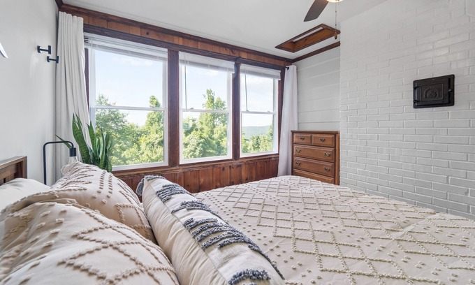 Linden Casa | 🔥 Hottub + 🐕 friendly + 🏔️ view + Skyline Dr + Wineries