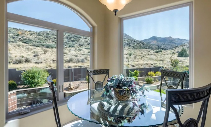 Foothills South Casa | HotTub,Pool Table,Basketball,Trampoline & Firepit!