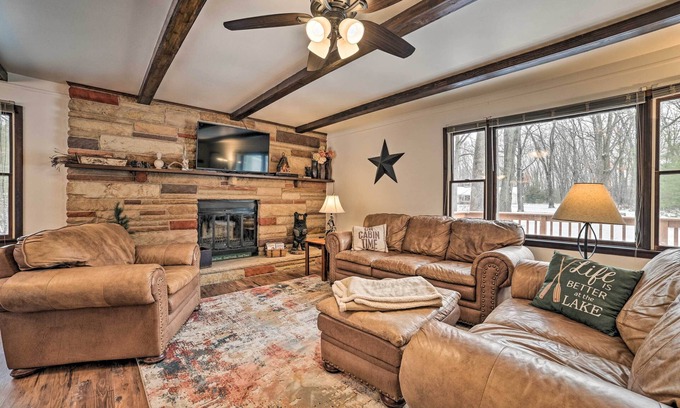 Houghton Lake Cabaña | Houghton Lake Cottage Escape w/ Patio!