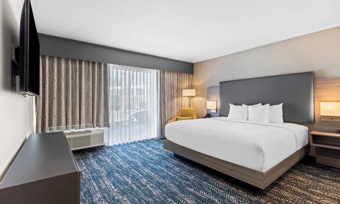 Bakersfield Hotel | Hourglass Hotel, Ascend Hotel Collection