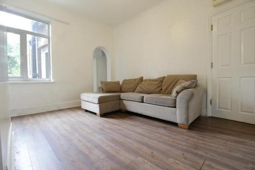 Luton Casa | House 10 mins walking distance to Railway station