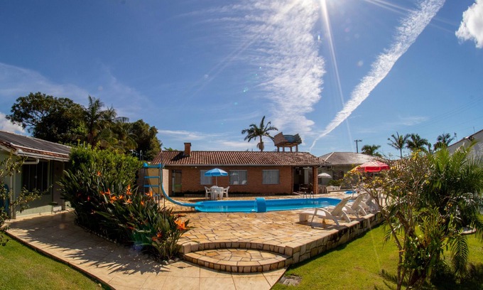 Nossa Senhora de Fatima Casa | CASA 10 SUITES / AR GRUPOS Y FAMILIA Y EXCURSIONES Penha -Beto Carrero, 50 personas