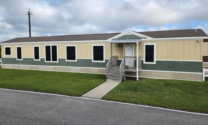 Lake Jackson Casa | House, 3brm, 2 bath, full kitchen, living room, washer/dryer.