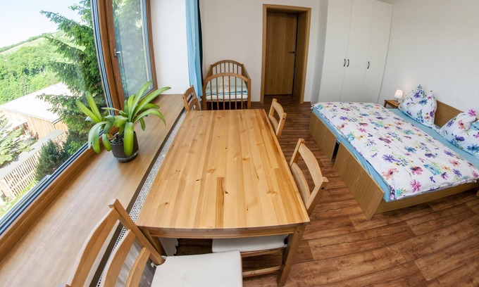 Vrchlabi Casa | Casa de 6 habitaciones, 22 pers., Jardín con piscina exterior y parque infantil.