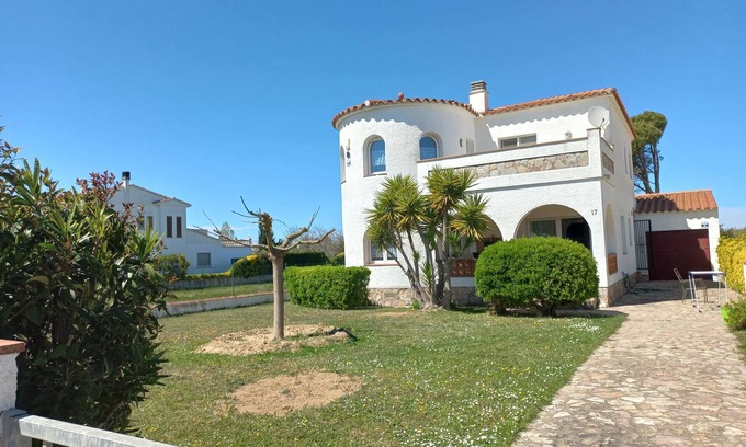 Sant Pere Pescador Chalet De Esquí | Casa Amfora 17 - barbacoa, wifi, gran terreno, parking. Costa Brava