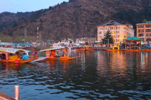 Dal Lake Alquiler De Eote | House Boat New Pala Palace