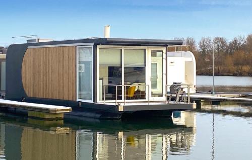 Heugum Alquiler De Eote | House Boat Trinidad