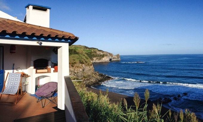 Ribeira Grande Casa | Casa junto al mar con terraza e impresionantes vistas.