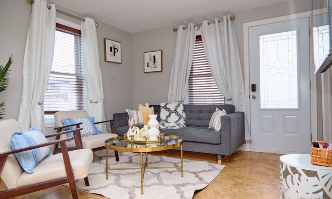 Saint-Edmond Casa | House7bedrooms |3salons|Private garden |14pers |Beautiful decor|35min Montréal✈️