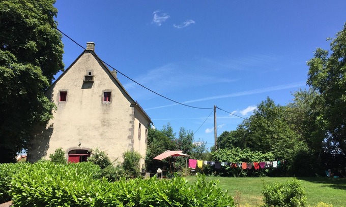 Aveze Casa | Casa en Chazelles cerca del Macizo del Sancy, con piscina, al lado de un castillo.