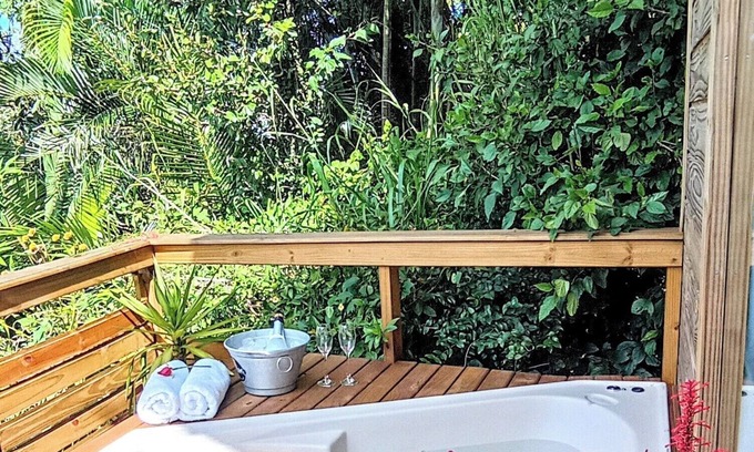 Pedrita Chalet De Esquí | House+cottages in Floripa with sea view and hot tub/unique view