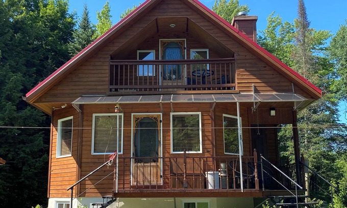 Sainte-Seraphine Chalet De Esquí | House/cottage on the edge of the forest