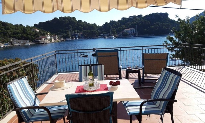 Okuklje Casa | House DANIVA located in front of the sea